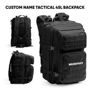 Könnte beinhalten: Schwarzer taktischer 45L-Rucksack mit dem Namen "MURPHY" in weißem Text. Das Bild zeigt die Vorder-, Rück- und Seitenansicht des Rucksacks. Der Text "CUSTOM NAME TACTICAL 45L BACKPACK" steht oben.