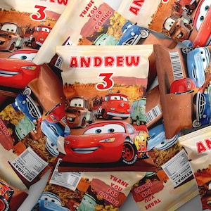Pode incluir: Uma cole&ccedil;&atilde;o de pequenas sacolas de papel marrom com tema Cars. As sacolas s&atilde;o decoradas com imagens de Rel&acirc;mpago McQueen, Mate e outros personagens do filme. As sacolas s&atilde;o etiquetadas com o nome "Andrew" e o n&uacute;mero "3". As sacolas s&atilde;o perfeitas para guardar pequenas guloseimas ou lembrancinhas para uma festa de anivers&aacute;rio com tema Cars.