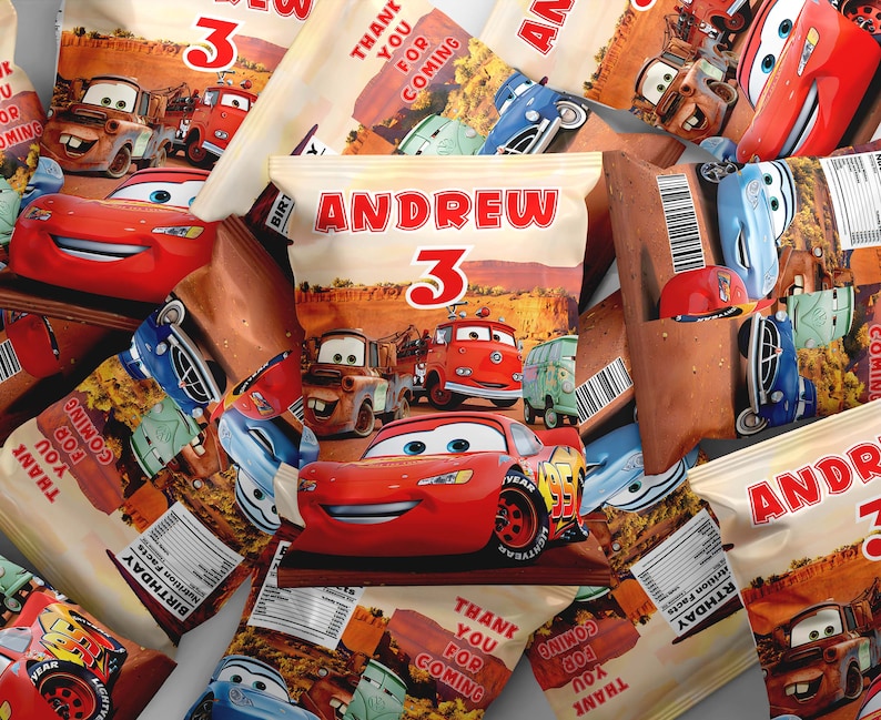 Pode incluir: Uma cole&ccedil;&atilde;o de pequenas sacolas de papel marrom com tema Cars. As sacolas s&atilde;o decoradas com imagens de Rel&acirc;mpago McQueen, Mate e outros personagens do filme. As sacolas s&atilde;o etiquetadas com o nome "Andrew" e o n&uacute;mero "3". As sacolas s&atilde;o perfeitas para guardar pequenas guloseimas ou lembrancinhas para uma festa de anivers&aacute;rio com tema Cars.