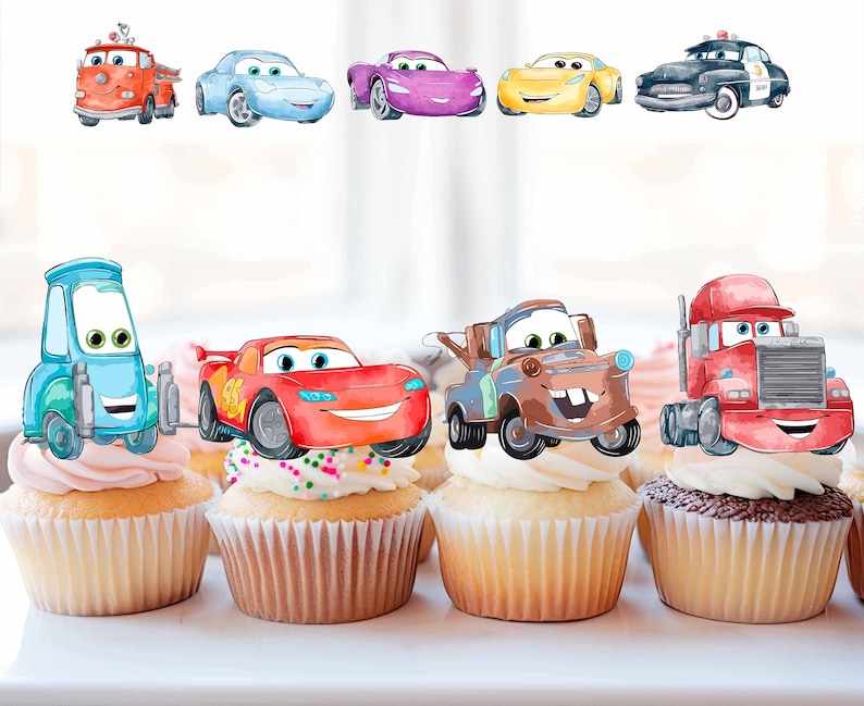 Puede incluir: Seis cupcakes decorados con diferentes personajes de Cars. Los cupcakes est&aacute;n cubiertos con coches rojos, azules, amarillos, morados, marrones y naranjas. Los cupcakes est&aacute;n sobre una superficie blanca.