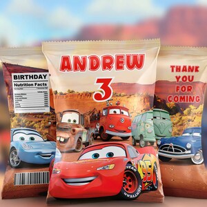 Pode incluir: Carros de desenho animado vermelhos, azuis e verdes em um fundo marrom com o texto "ANDREW 3" e "OBRIGADO POR VIR". A bolsa &eacute; um favor de festa para um anivers&aacute;rio.