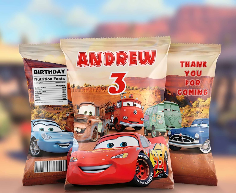 Pode incluir: Carros de desenho animado vermelhos, azuis e verdes em um fundo marrom com o texto "ANDREW 3" e "OBRIGADO POR VIR". A bolsa &eacute; um favor de festa para um anivers&aacute;rio.