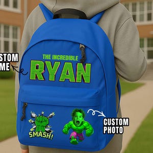 以下が含まれることがあります： 緑と黄色の「THE INCREDIBLE RYAN」という文字が入った青いバックパック。 バックパックにはカスタム写真と、緑色の拳のグラフィックが付いた「SMASH！」という文字が特徴です。