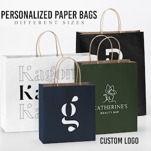 Op de afbeelding: Vier papieren boodschappentassen in verschillende kleuren: wit, marineblauw, groen en zwart. Elke tas heeft een ander logo erop gedrukt, met de tekst "Gepersonaliseerde papieren tassen" en "Verschillende maten" bovenaan. De tassen hebben bruine papieren handvatten en de tekst "Custom Logo" onderaan.