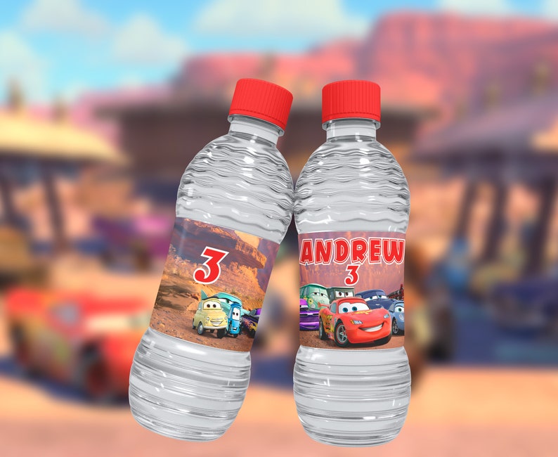 Pode incluir: Duas garrafas de &aacute;gua de pl&aacute;stico transparente com tampas vermelhas e etiquetas personalizadas com personagens de Cars. As etiquetas t&ecirc;m o n&uacute;mero "3" e o nome "Andrew".