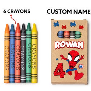 Può includere: Un set di sei pastelli colorati accanto a una scatola di pastelli personalizzata. I pastelli sono arancioni, blu, rossi, neri, verdi e gialli. La scatola presenta una grafica di Spider-Man, il nome "ROWAN" e il numero "4".