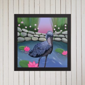 Póster enmarcado de cigüeña picozapato en un pantano con nenúfares. Arte mural de un pájaro grande y colorido, plumaje azul, flores rosadas en un estanque al amanecer.