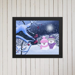 Póster enmarcado pintado a mano con muñecos de nieve, arte de pared de invierno, escena nocturna nevada con arbusto de bayas, decoración navideña caprichosa, linda impresión artística de nieve helada