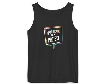 Puede incluir: Camiseta sin mangas negra con el texto "PRIDE is a PROTEST" en un diseño colorido con temática de arcoíris. El texto está dentro de un cuadrado blanco y con contorno de arcoíris. La camiseta es sin mangas.