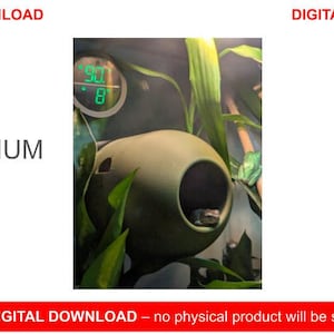 Puede incluir: Descarga digital de un terrario. La imagen muestra una estructura verde en forma de cápsula con una gran abertura circular, rodeada de plantas verdes. Un termómetro digital muestra la temperatura. El texto "TERRARIUM POD" es visible.