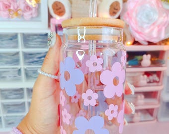 Personalized Daisy Glass Mug, Retro Daisy Tumbler, Gift for Sister, Glass Tumbler with Bamboo Lid and Glass Straw