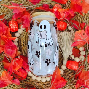 Può includere: Un cartello in legno rustico con la scritta "Welcome to our home" in lettere bianche. Il cartello presenta una finitura invecchiata e un design semplice e accogliente.