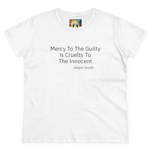 Barmherzigkeit zu den Schuldigen ist Grausamkeit für die Unschuldigen. Adam Smith Baumwoll T-Shirt Bild 1