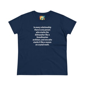 Puede incluir: Una camiseta azul marino para mujer con texto blanco que dice: "En cada relación hay una persona que apila el lavavajillas como un arquitecto escandinavo, y una que lo apila como un mapache en metanfetamina de cristal."