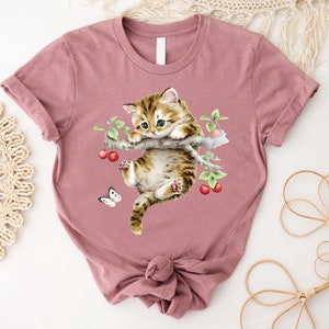 a t - shirt with a picture of a cat on it