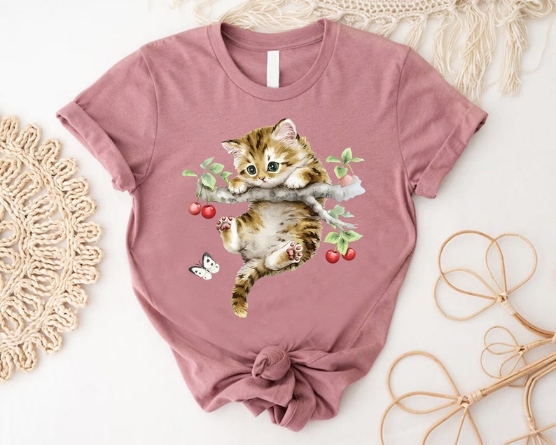 a t - shirt with a picture of a cat on it