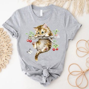 a t - shirt with a picture of a cat on it