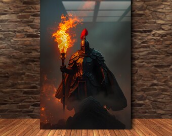 Könnte beinhalten: Gerahmtes Kunstwerk, das einen Krieger in aufwendiger Rüstung zeigt, der eine brennende Fackel hält. Der Krieger hat eine rote Feder auf seinem Helm. Das Kunstwerk ist vor einer Backsteinmauer und einer Holzoberfläche platziert.