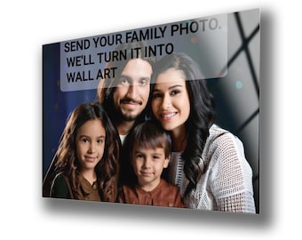 Peut inclure: Portrait de famille imprimé sur un panneau acrylique transparent. L'image présente une famille souriante de quatre personnes. Le texte en haut indique : "ENVOYEZ VOTRE PHOTO DE FAMILLE. NOUS LA TRANSFORMERONS EN ART MURAL."