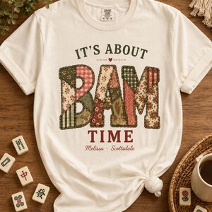 T-shirt personalizzata "It's About Bam Time" / Scritta BAM con patchwork floreale