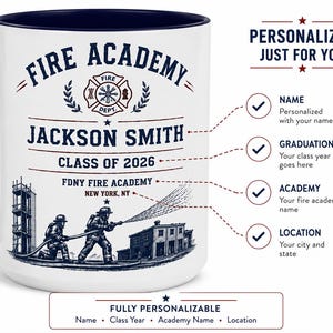 Puede incluir: Una taza de cerámica blanca con asa y borde azul oscuro, con un gráfico de dos bomberos con una manguera. El texto incluye FIRE ACADEMY, JACKSON SMITH, CLASS OF 2026 y FDNY FIRE ACADEMY, NEW YORK, NY. El diseño es personalizable con nombre, año, academia y ubicación.