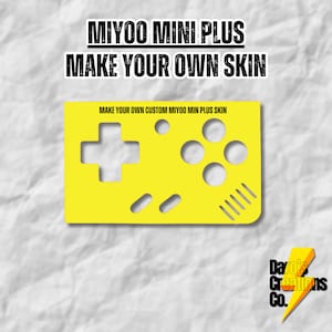 Puede incluir: Una plantilla amarilla para una piel personalizada para el dispositivo de juego portátil Miyoo Mini Plus. La plantilla muestra la ubicación de los botones y los controles. El texto "MAKE YOUR OWN CUSTOM MIYOO MIN PLUS SKIN" está impreso en la plantilla.