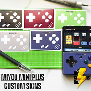 Skin personalizado para Miyoo Mini Plus, tema "Game Boy Color" con una tarjeta Pokémon gratis