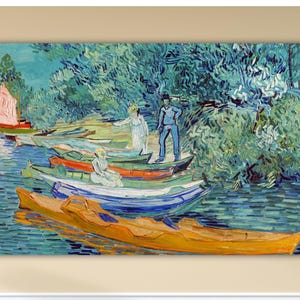 Pode incluir: Uma pintura que representa uma cena de rio com barcos e pessoas. Os barcos estão alinhados ao longo da margem do rio, e as pessoas estão em pé na margem ou nos barcos. A pintura é feita em um estilo que lembra Vincent van Gogh, com pinceladas ousadas e cores vibrantes.