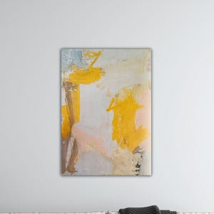 Puede incluir: Obra de arte abstracta de formato vertical. La obra presenta una mezcla de colores, incluyendo amarillo, blanco, marrón y un toque de azul claro y rosa. Las pinceladas son visibles, creando un efecto texturizado.