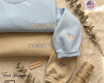 Individuell gesticktes Sweatshirt mit römischen Ziffern | Jubiläumsdatum, Initialen Ärmel