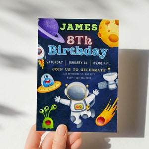 Könnte beinhalten: Eine blaue und schwarze Einladung zum Weltraum-Geburtstag für einen 8. Geburtstag. Die Einladung zeigt einen Astronauten, Planeten, Sterne und einen Kometen. Der Text auf der Einladung lautet: "James 8th Birthday, Saturday, January 16, 05:00 P.M., Join us to celebrate, 123 Anywhere St., Any City, RSVP: +123-456-7890".