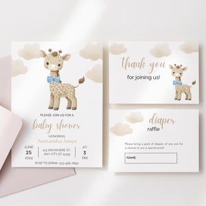 Puede incluir: Juego de invitaciones para baby shower con ilustración de jirafa con pajarita azul. El juego incluye una invitación, una tarjeta de agradecimiento y una tarjeta de rifa de pañales. Tonos beige y dorado.