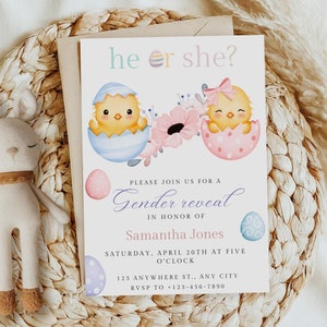 Puede incluir: Una tarjeta de invitación de revelación de género con el texto "he or she?" presenta ilustraciones de pollitos saliendo de huevos, rodeados de flores. La invitación incluye detalles para un evento de revelación de género, con un peluche de conejo en el fondo.