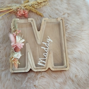 Hucha infantil con flores secas - regalos - nacimiento - decoración habitación bebé - letra M - nombre Maddy