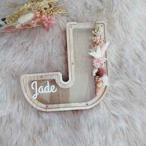 Hucha infantil con flores secas - regalos - nacimiento - decoración habitación bebé - letra J - nombre Jade