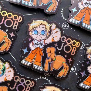 Puede incluir: Pegatina holográfica con un personaje de dibujos animados con pantalones naranjas y una camiseta blanca con un diseño de bandera a cuadros, haciendo una señal de pulgar hacia arriba. La pegatina tiene las palabras "GOOD JOB" y estrellas.