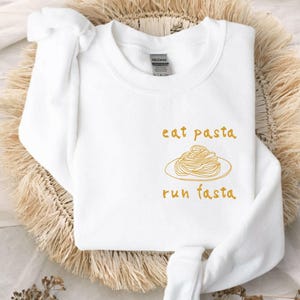 Broderad unisex tröja med rund hals och "ät pasta", "löp fasta" | Roliga ordspråk | Gåva till löpare | Tröja med kolhydratbelastning
