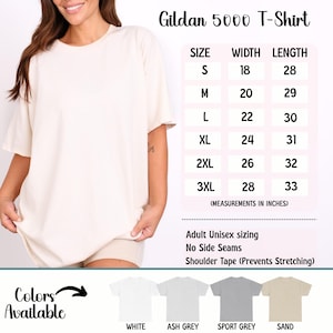 K&ouml;nnte beinhalten: Ein cremefarbenes Gildan 5000 T-Shirt mit einer Gr&ouml;&szlig;entabelle, die Ma&szlig;e in Zoll anzeigt. Die Tabelle listet die Gr&ouml;&szlig;en S bis 3XL auf, mit Breiten von 45.7 bis 71.1 cm und L&auml;ngen von 71.1 bis 83.8 cm. Verf&uuml;gbare Farben sind Wei&szlig;, Aschgrau, Sportgrau und Sand.