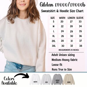 K&ouml;nnte beinhalten: Ein wei&szlig;es Gildan Sweatshirt mit Gr&ouml;&szlig;entabelle. Die Tabelle zeigt Ma&szlig;e in Zoll f&uuml;r die Gr&ouml;&szlig;en S bis 3XL, einschlie&szlig;lich Breite, L&auml;nge und &Auml;rmell&auml;nge. Das Sweatshirt hat eine Unisex-Gr&ouml;&szlig;e f&uuml;r Erwachsene, mittelschweren Stoff und eine lockere Passform.