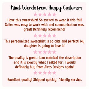 K&ouml;nnte beinhalten: Hellrosa Hintergrund mit dem Text "Kind Words from Happy Customers" in Handschrift. Kundenbewertungen mit rosa Sternenbewertungen loben die Qualit&auml;t und den Service eines Sweatshirts.