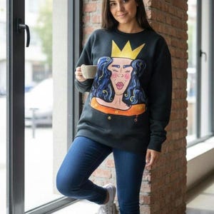 sudadera personalizada h sido pintada a mano,lo que le otorga un toque único y artístico,diseño exclusivo