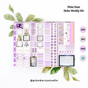 Puede incluir: Un kit de planificación con temática de hadas, con tonos morados y blancos. El kit incluye varias pegatinas, cajas y elementos decorativos. El texto en el kit dice "Pixie Dust Hobo Weekly Kit" y "Planberry Studio".