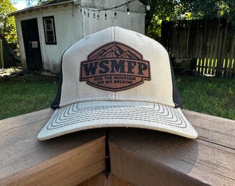 Besa el aire de montaña que respiramos - WSMFP - Gorra con parche de camionero Dri-Duck Legion