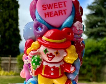 Custodia per accendino Kawaii – OOZE Pal Dizzy / Planet XOXO / Clown Core - Simpatico mini accendino Bic fatto a mano, pezzo unico da collezione.