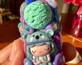 Viernes ~Estuche para encendedor Kawaii – OOZE Pal BiBi / Planet MiMi – Mini juguete Bic de arte hecho a mano, pieza única coleccionable