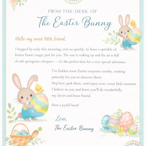 Może przedstawiać: Zestaw trzech ceramicznych kubków z nakrapianym, matowym wykończeniem. Kubki są w odcieniach kremowym, jasnoszarym i ciemnoszarym. Każdy kubek ma prosty, minimalistyczny design i zaokrąglony uchwyt.