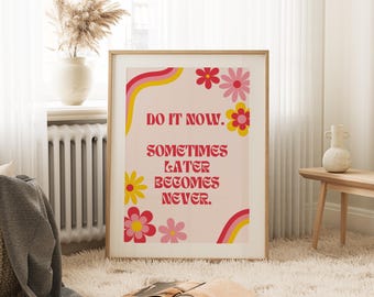 Könnte beinhalten: Ein rosa-gelber Motivationsposter mit dem Text "Do it now. Sometimes later becomes never." umgeben von bunten Blumen.