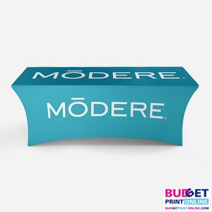 Pode incluir: Uma capa de mesa ajustada turquesa com a palavra "MODERE" impressa em branco na frente e atrás.