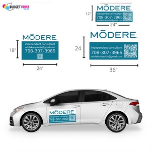 Pode incluir: Um carro branco com um ímã de carro azul-turquesa e branco que diz "MÕDERE. consultor independente 708-307-3965 wiolakomperda@gmail.com". O ímã mede 30,5 cm por 61 cm.