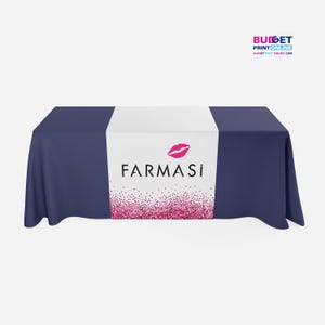 Peut inclure: Un chemin de table blanc avec un motif de paillettes roses et le texte "FARMASI" en noir. Un imprimé de rouge à lèvres rose est au-dessus du texte. Le chemin de table est sur une nappe bleu marine.